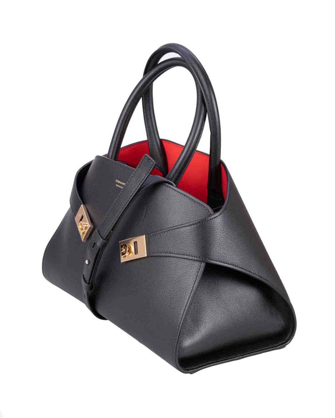 shop SALVATORE FERRAGAMO  Borsa: Salvatore Ferragamo borsa a mano Hug.
Handle dall'ispirazione retrò.
Struttura morbida e quadranti realizzati in vitello dalla grana naturale. 
Retro asimmetrico.
Soffietti laterali e si allaccia con fibbie Gancini in finitura dorata. Chiusa internamente con anello, è completata da charm portachiavi e tasca foderata con zip. 
I piedini rettangolari con firma assicurano protezione sul fondo.
Dimensioni: altezza 22.0 CM lunghezza 31.5 CM profondità 19.0 CM.
Composizione: 100% pelle di vitello.
Fabbricato in Italia.. 215608 767814-008 number 3418929